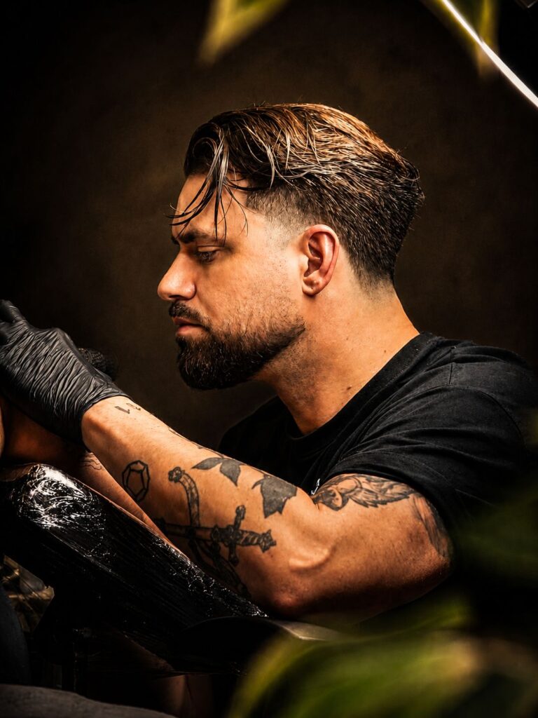 Victor tatuando